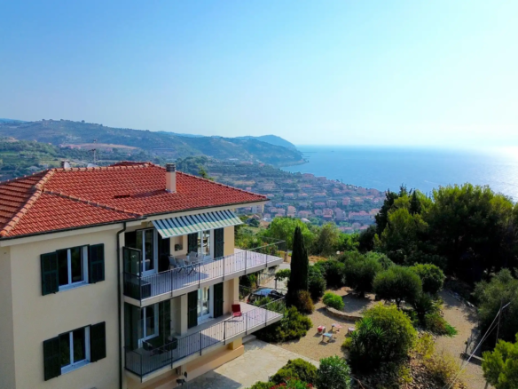 Dreamviews: Villa with two residential units