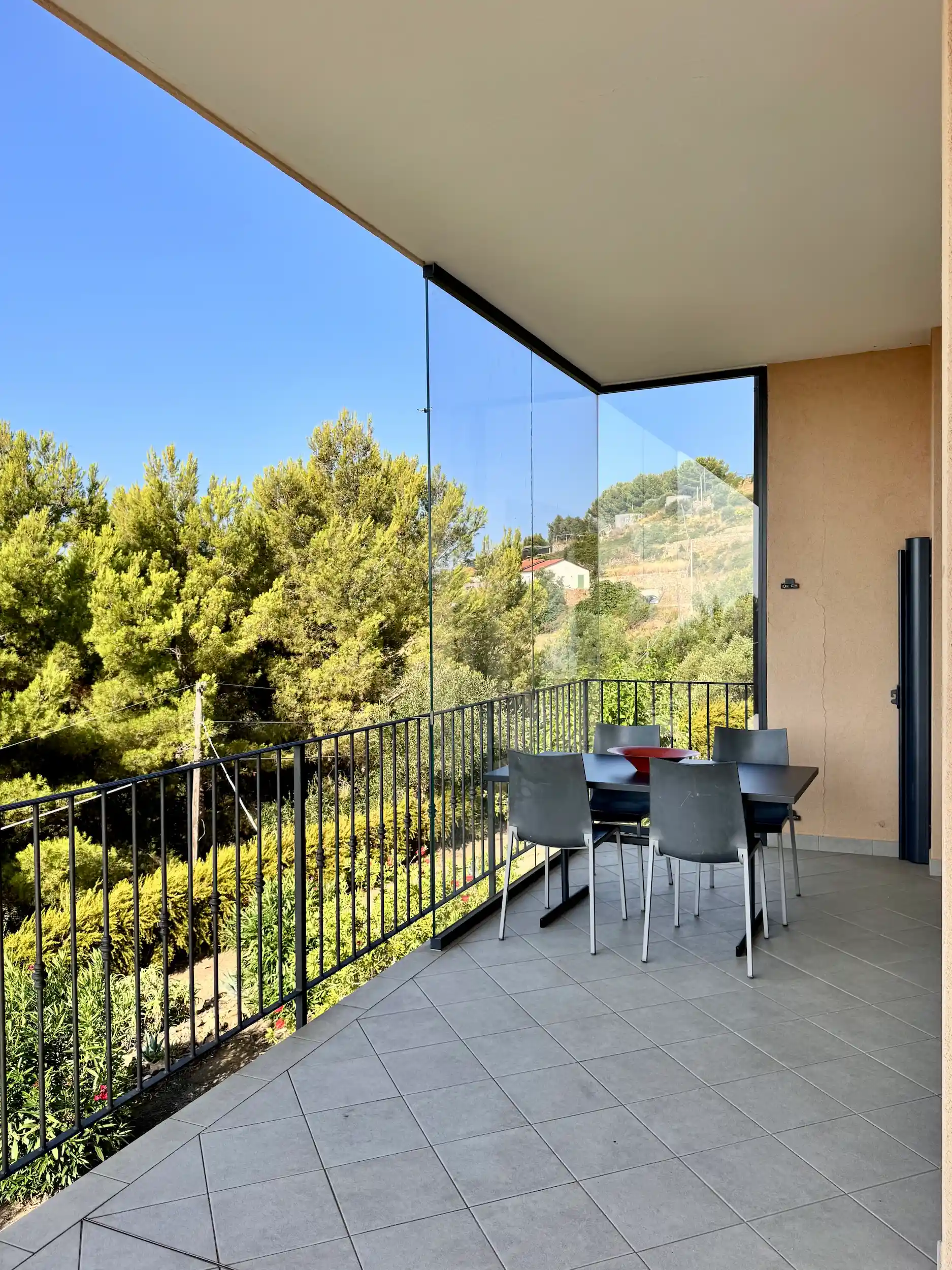Dreamviews: Villa with two residential units