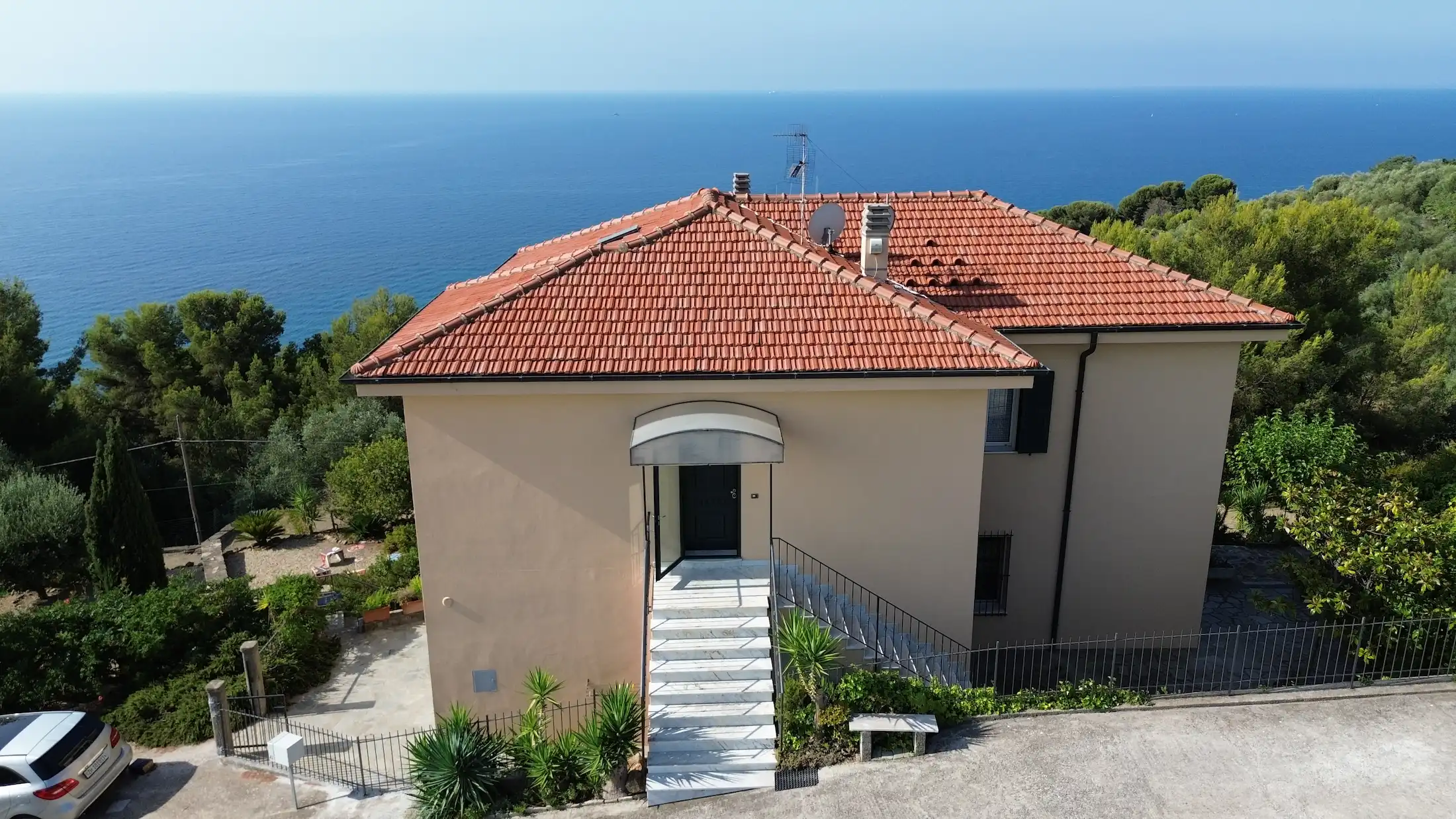 Dreamviews: Villa with two residential units