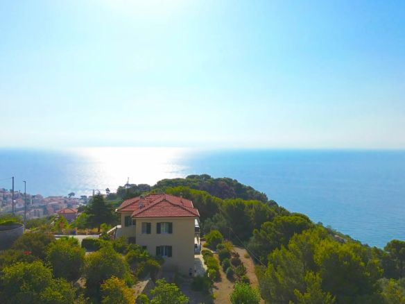 Dreamviews: Villa with two residential units