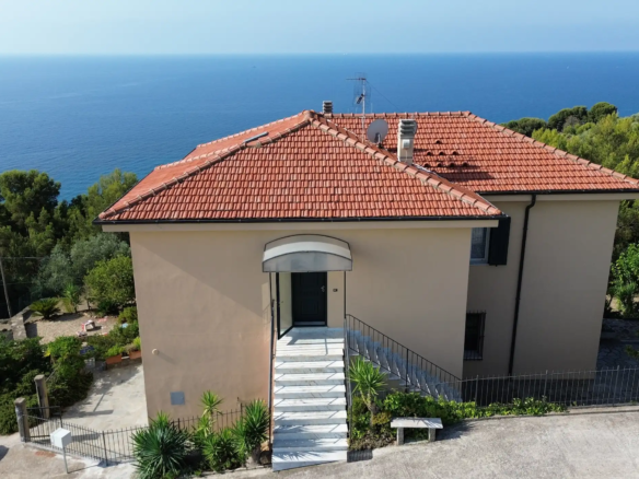 Dreamviews: Villa with two residential units